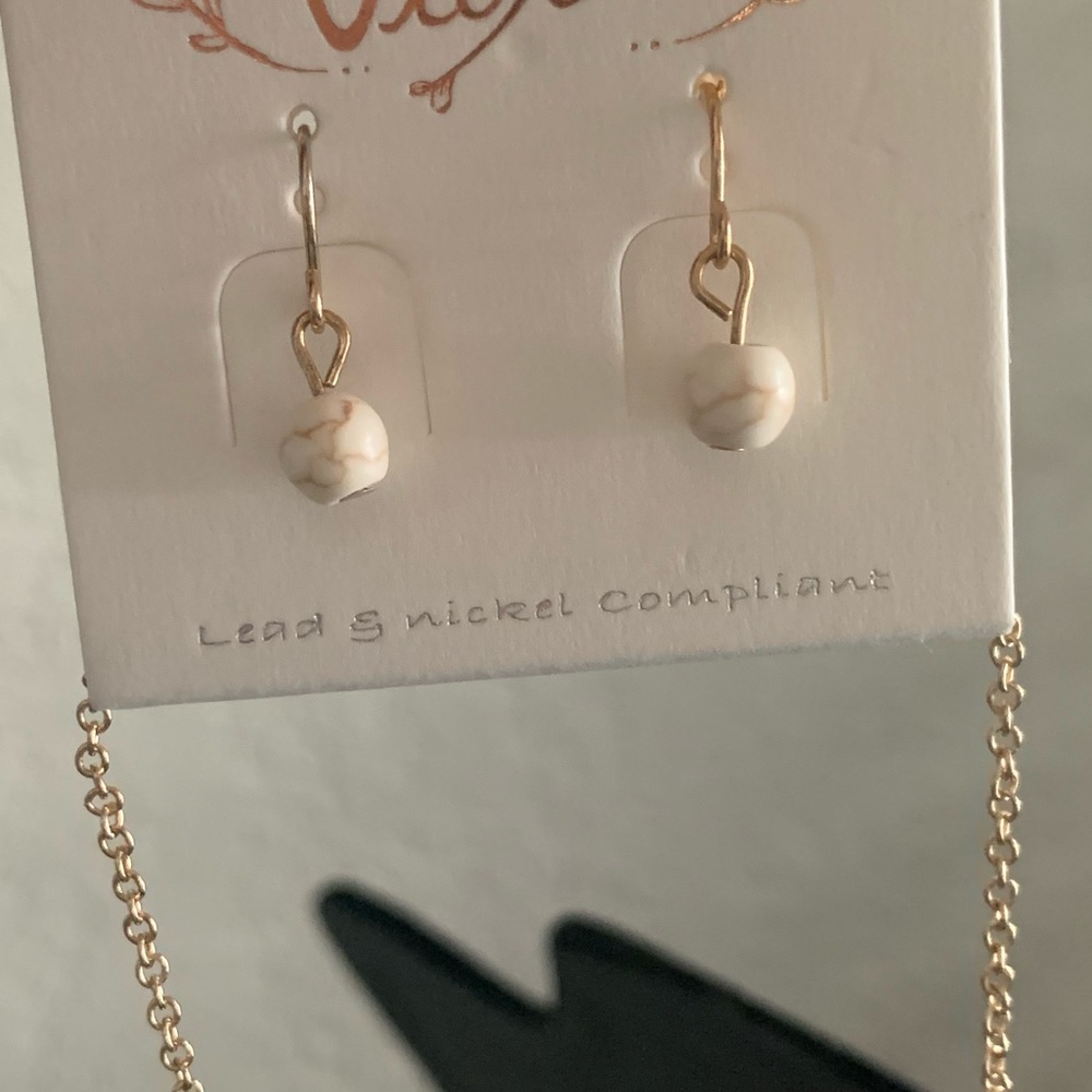Shell crescent horn necklace & matching earring set. - Picture 3 of 4